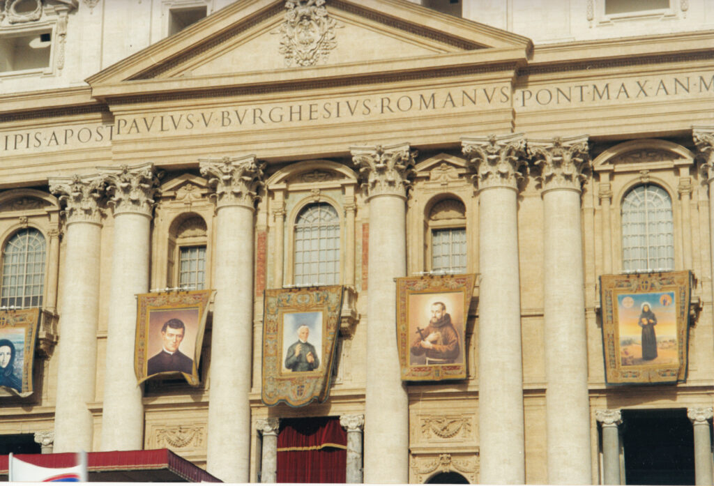 Immagini dei cinque canonizzati sulla facciata di San Pietro